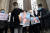 이란 수도 테헤란에서 11월 23일 시위대가 전날 살해된 핵과학자 모센 파크리자데의 암살에 항의하는 사위를 벌이면서 미국의 도널드 트럼프 대통령과 조 바이든 대통령 당선인의 사진을 불태우고 있다. 로이터=연합뉴스