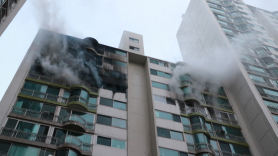 군포아파트 불…불길 치솟은 창가에 '기적의 사다리' 왔다[영상]
