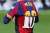 지난달 29일 오사수나전에서 골을 넣고 바르셀로나 유니폼을 벗어 마라도나를 기리는 메시. 속에 입은 유니폼은 마라도나가 뉴웰드 올드 보이스 시절 입었던 유니폼이다. [로이터=연합뉴스]