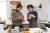 창업아카데미 출신 전문숙(오른쪽)·김예원씨가 사찰 음식을 만들어 선보이고 있다. 김경록 기자