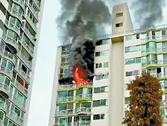 군포 아파트서 화재 4명 숨져…“12층 공사 중 펑하고 폭발음”