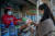 한 평양시민이 시내의 상점에서 류경김치공장에서 생산한 포장김치를 구입하고 있다. AFP=연합뉴스