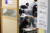 3일 오전 서울 종로구 경복고등학교 고사장에서 수험생들이 시험을 앞두고 자습하고 있다. 책상 위에 비말차단용 가림막이 설치돼 있다. 사진공동취재단
