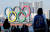 지난 1일 일본 오다이바 마린 파크에 올림픽 조형물이 재설치되고 있다. 로이터=연합뉴스