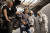 '미드나잇 스카이' 현장에서 연출을 맡은 조지 클루니(왼쪽 두 번째)가 배우들과 촬영 장면을 의논하고 있다. [사진 넷플릭스] 