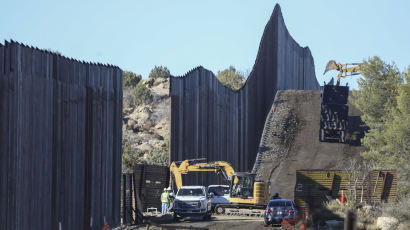 트럼프, 마지막까지 멕시코 국경에 장벽 세운다... 바이든 중단도 어려워