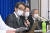 신종 코로나바이러스 감염증(코로나19) 대책과 관련해 일본 정부에 조언하는 전문가 그룹을 이끄는 와키타 다카지(脇田隆字) 국립감염증연구소장이 3일 저녁 기자회견을 하고 있다. [연합뉴스]