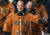 우주비행사로 일했던 마크 켈리(가운데 앞)가 애리조나주 상원의원에 당선됐다. 사진은 2011년 케네디 우주센터에서 취재진을 향해 손을 흔드는 모습. [AP=연합뉴스]