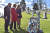 상원의원이 된 마크 켈리(왼쪽)가 가족들과 함께 선서식 전 존 매케인 의원의 묘지를 찾아 참배하고 있다. 켈리는 이 사진을 취임 선서식 당일에 올렸다. [트위터]