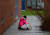 지난 4일 한 구호단체가 생필품을 나눠주는 현장에서 10대 소녀가 주저앉아 있다. 증시는 과열됐으나 실물경기는 특히 저소득층에게 치명타를 날리고 있다. AFP=연합뉴스