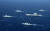 중국 인민해방군 해군의 항공모함 랴오닝(遼寧)함이 호위함과 함께 항해하고 있다. 중국의 항모는 대만 해군 IDS(독자형 방어 잠수함)의 첫번째 목표가 될 것이다. [STRㆍAFP=연합뉴스] 