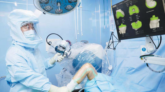 [건강한 가족] 의사와 로봇 손잡고 ‘환자 중심’ 인공관절 수술 실현
