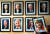 독일 베를린의 칸츨러에케(총리길목) 퍼브에서 지난 2005년 갓 취임한 앙겔라 메르켈 총리의 사진을 역대 총리 사진들 옆에 거는 장면이다. 오른쪽 위가 빌리 브란트 총리다 EPA= 연합뉴스 
