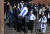 지난 6일(현지시간) 별세한 바스케스 전 우루과이 대통령의 관이 유족에 의해 옮겨지고 있다. AFP=연합뉴스 
