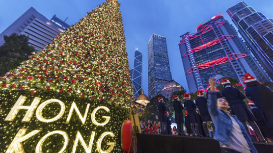 "쇼핑하면 돈 주겠다" 눈물의 호소···쇼핑 천국 홍콩의 추락