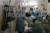 지난달 19일 미국 캘리포티아 로스엔젤레스의 홀리 크로스 의료센터 응급실에서 의료진들이 코로나19 환자에게 흉부 압방을 가하면서 모니터를 살펴보고 있다. AP=연합뉴스