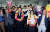 2014년 6월 4일 지방선거 당시 새정치민주연합 이낙연 전남도지사 후보가 전남 순천시 자신의 선거사무소에서 당선이 유력하자 부인 김숙희씨와 함께 꽃목걸이를 목에 걸고 손을 들어 인사하고 있다. 뉴시스
