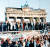 1989년 베를린 장벽이 무너진 뒤 독일인들이 기뻐하고 있다. 다음해 이뤄진 독일 통일은 빌리 브란트 총리와 전략가인 에곤 바르의 동방정책이 바탕이 됐다. 사진 독일국립문서보관소