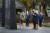 조 바이든 미국 대통령 당선인과 부인 질 바이든 여사가 지난달 11일 펜실베이니아주 필라델피아의 한국전쟁 참전 기념비에 참배하고 있다. [AFP=연합뉴스]