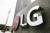 LG트윈타워 입구에 LG 로고가 설치돼 있다. 뉴시스 