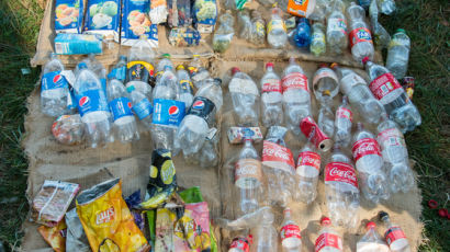 전세계서 주운 플라스틱 쓰레기 34만개…'1위'는 코카콜라