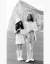 1969년 3월 비틀스 존레넌과 부인 오노요코가 지브롤터 바위산 앞에서 기념사진을 찍고 있다. [사진 존레넌공식홈페이지]