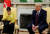 도널드 트럼프 미국 대통령(오른쪽)이 지난 6월 시신으로 발견된 여군 바네사 기옌의 어머니(왼쪽)를 백악관으로 초청해 기옌의 죽음을 위로하며 이야기를 듣고 있다. [로이터=연합뉴스]