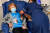 화이자 코로나19 백신 첫 일반인 접종자가 된 영국의 마거릿 키넌(90, 왼쪽)이 8일(현지시간) 왼쪽 팔에 백신을 맞고 있다. [AP=연합뉴스]