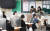 2021학년도 대학수학능력시험 당일인 3일 오전 부산광역시 경남여자고등학교에 마련된 수능 고사장에서 수험생들이 시험 시작을 기다리고 있다. [사진공동취재단]