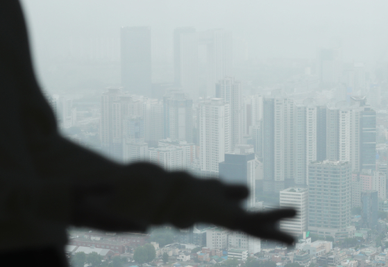 공정거래위원회는 9일 올해 총수가 있는 대기업 소속회사에서 총수 일가가 이사로 등재된 회사의 비율이 16.4%에 그친다고 밝혔다. 사진은 서울 남산에서 보이는 빌딩숲. 뉴스1