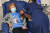 90세인 마거릿 키넌(왼쪽)이 영국에서 8일(현지시간) 처음으로 화이자 백신을 맞았다. 의료진이 키넌의 어깨 쪽에 백신을 투여하는 모습. [AP=연합뉴스]