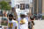 지난 7월 바네사 기옌을 추모하는 집회가 미국 각지에서 열린 가운데 기옌의 모습이 들어간 셔츠를 입은 참가자가 기옌의 그림을 들고 있다. [AP=연합뉴스]