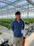의성군에서 딸기 농사를 짓는 최성호(37)씨. 자신의 스마트팜에서 사진 포즈를 취하고 있다. 김윤호 기자