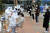10일 오후 광주 광산구 한 고등학교에서 학생들이 신종 코로나바이러스 감염증(코로나19) 진단 검사를 받기 위해 줄지어 서 있다. 뉴스1