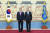 문재인 대통령(왼쪽)이 2일 오전 청와대에서 박철민 주헝가리대사에게 신임장을 수여한 뒤 기념촬영을 하고 있다. [청와대 제공]