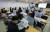 지난 4일 오후 서울 강남구의 한 학원에서 열린 2021학년도 대학수학능력시험 합격예측점수 설명회를 찾은 학무보들이 배치참고표를 살펴보고 있다. 뉴스1