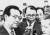 1975년 5월 주섭일 중앙일보 파리 특파원(가운데)이 지스카르 데스탱 당시 대통령과 회담을 마친 김종필 국무총리(왼쪽)를 상대로 회담 내용을 취재하고 있다. [중앙포토]