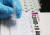 9일 경기도 수원시 에스디바이오센서에서 연구원이 신종 코로나바이러스 감염증(코로나19) 신속 항원진단키트를 보여주고 있다. 연합뉴스