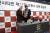지난 2017년 12월 1일 프로축구 대전시티즌 고종수 감독(오른쪽)이 대전월드컵경기장에서 열린 취임식에서 김호 대표에게 머플러를 전달 받은 뒤 악수하고 있다. 뉴스1
