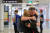 지난 8일 호주 퍼스 공항에서 코로나19로 오랜 시간 만나지 못한 가족들이 재회하고 있다. 호주는 8월부터 빅토리아 주와 뉴사우스웨일스 등 각주 간 이동을 금지했다가 11월 말부터 해제했다. [EPA=연합뉴스] 