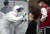 11일 오후 울산 남구 한 대학교 기숙사 앞에서 학생들이 신종 코로나바이러스 감염증(코로나19) 검사를 받고 있다. 뉴스1