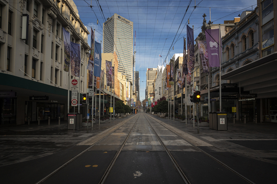 지난 8월 호주 멜버른 중심가 버크 거리. 코로나19 급증으로 외출금지령이 내려지면서 거리가 텅 비어있다. [EPA=연합뉴스]