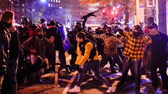 美 워싱턴서 트럼프 지지 vs 반대 시위대 충돌…4명 흉기 찔려