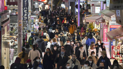 일본 코로나 하루 확진 첫 3000명대...스가 지지율 40%로 뚝