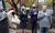 조 바이든 미국 대통령 당선인이 재향군인의 날인 11월 11일(현지시간) 부인 질 바이든과 함께 펜실베이니아주 필라델피아에 있는 한국전쟁 참전 기념비를 찾아 헌화하고 있다. / 사진:AFP/연합뉴스