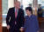 2013년 12월 6일 청와대에서 박근혜 대통령과 조 바이든 당시 미국 부통령이 환담장으로 이동하고 있다.