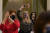 재키 키스네로스 선거인단(가운데)이 14일 캘리포니아 주도 새크라멘토에서 다른 선거인단과 함께 바이든 대통령 당선을 축하하며 미국 국기를 흔들고 있다. AP=연합뉴스