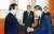 1995년 9월 당시 김영삼 대통령이 김기수 검찰총장에게 임명장을 수여하며 악수하고 있다. [중앙포토]