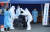 14일 오전 서울 중구 서울역 앞에 마련된 신종 코로나바이러스 감염증(코로나19) 임시 선별검사소에서 시민들이 검사를 받고 있다. [연합뉴스]