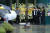 고(故) 박원순 서울시장의 영결식이 열린 지난 7월 13일 오전 서울시청 앞에서 한 시민이 절을 하고 있다. [연합뉴스]